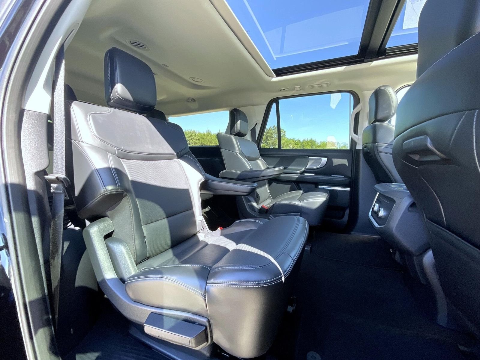 Used 2025 Black Ford Platinum image 22