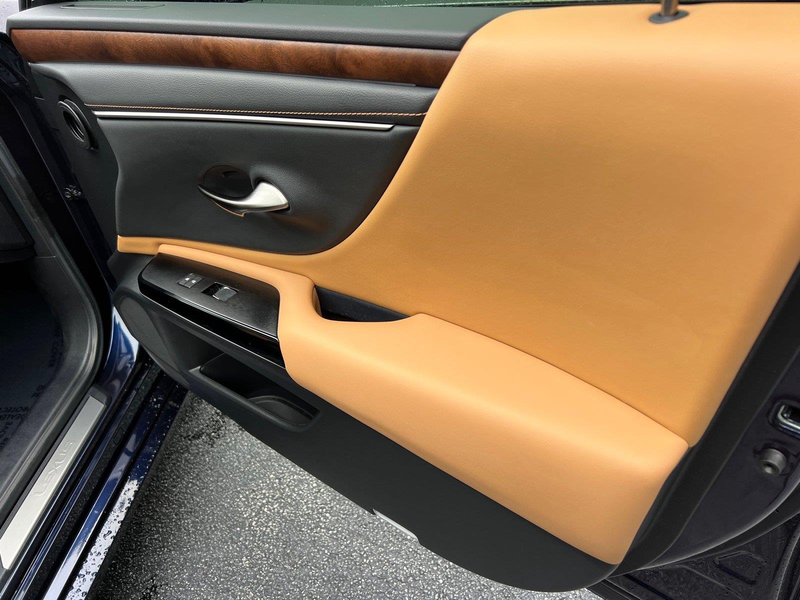 Used 2025 Nightfall Mica Lexus ES 300h image 14