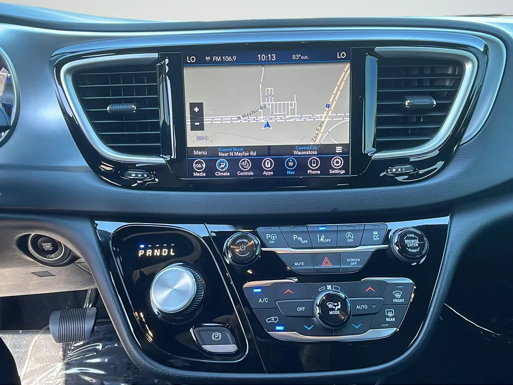 Used 2020 Black Chrysler Touring L image 33