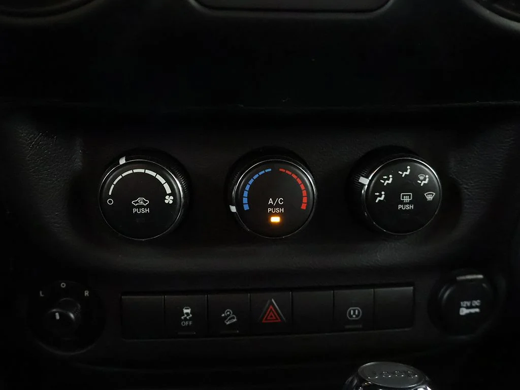 Used 2018 Granite Crystal Metallic Clearcoat Jeep Unlimited Sport image 34