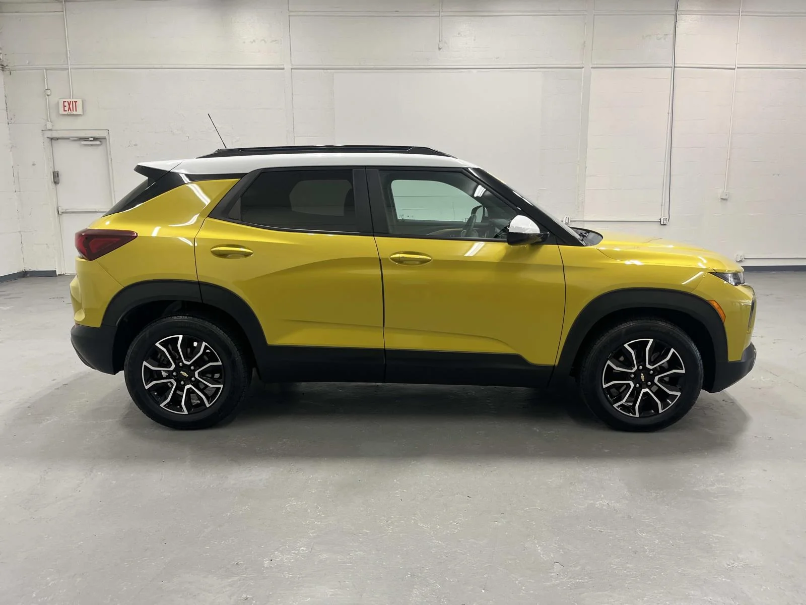 Used 2023 NITRO YELLOW METALLIC Chevrolet ACTIV image 2
