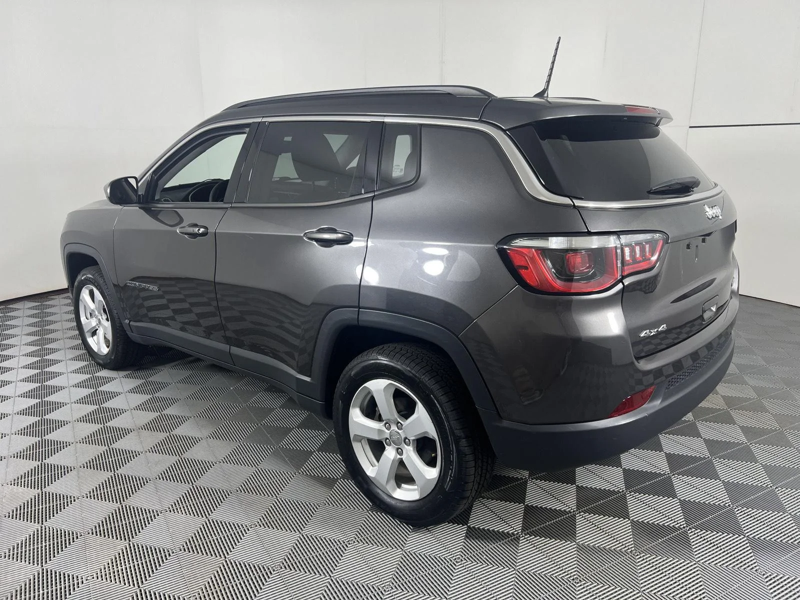 Used 2018 Granite Crystal Metallic Clearcoat Jeep Latitude image 8