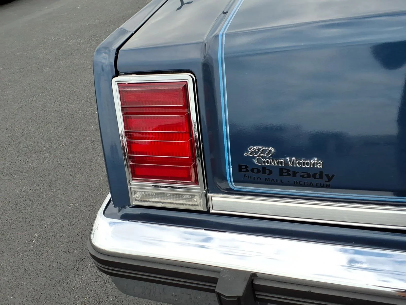 Used 1986 Blue Ford Crown Victoria image 10