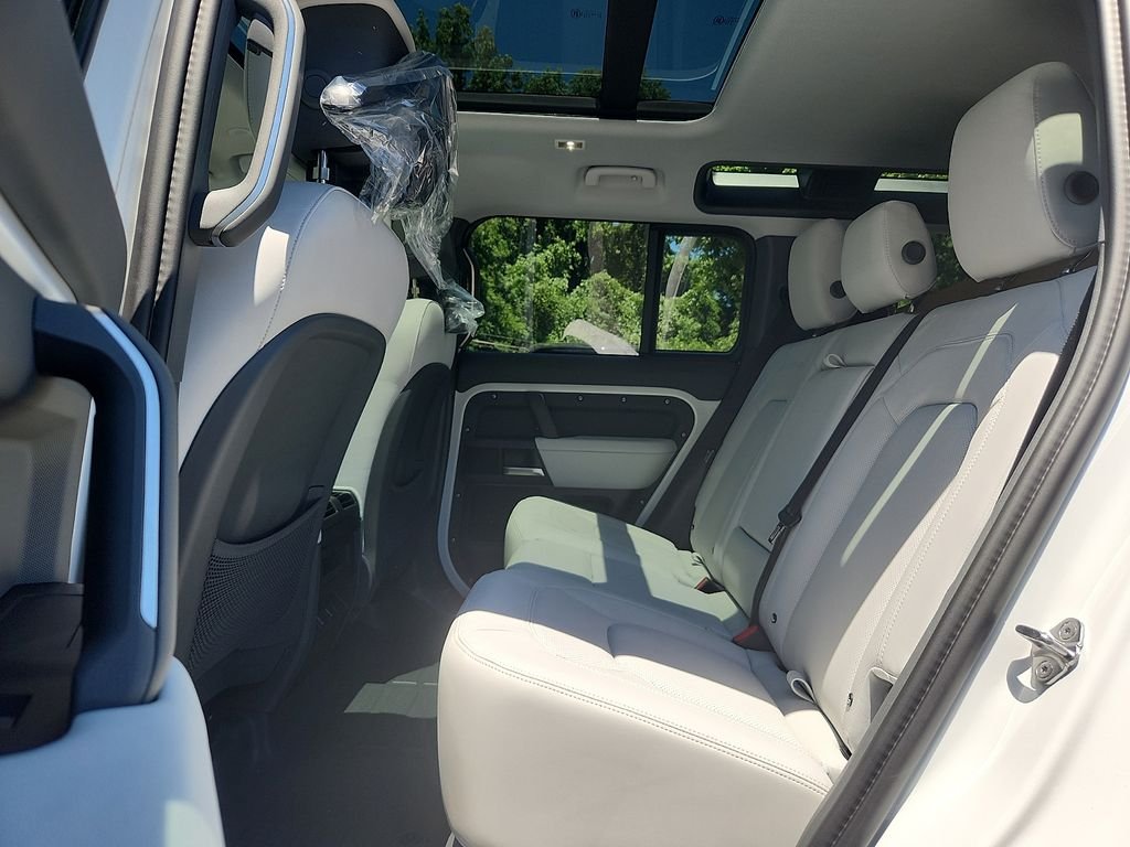 Used 2026 Fuji White Land Rover X-Dynamic SE image 5