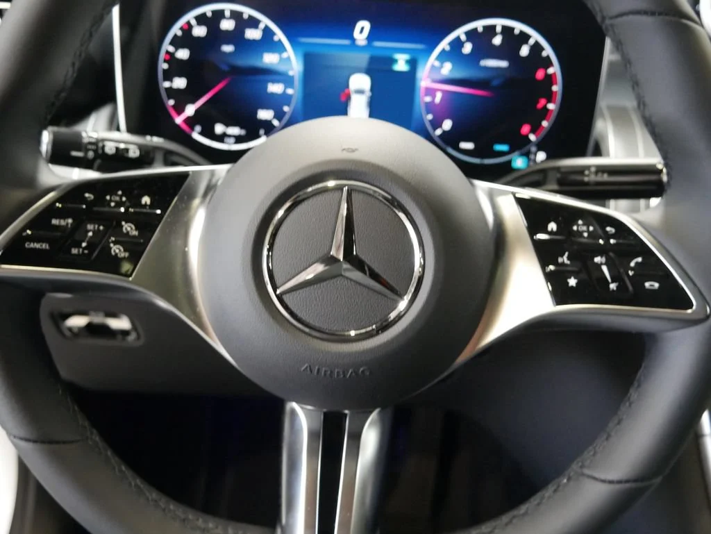 New 2026 Polar White Mercedes-Benz GLC 300 image 29