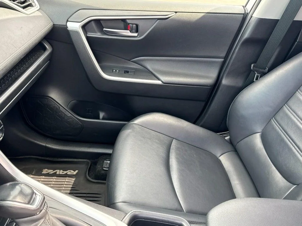 Used 2020 Silver Toyota XLE Premium image 14