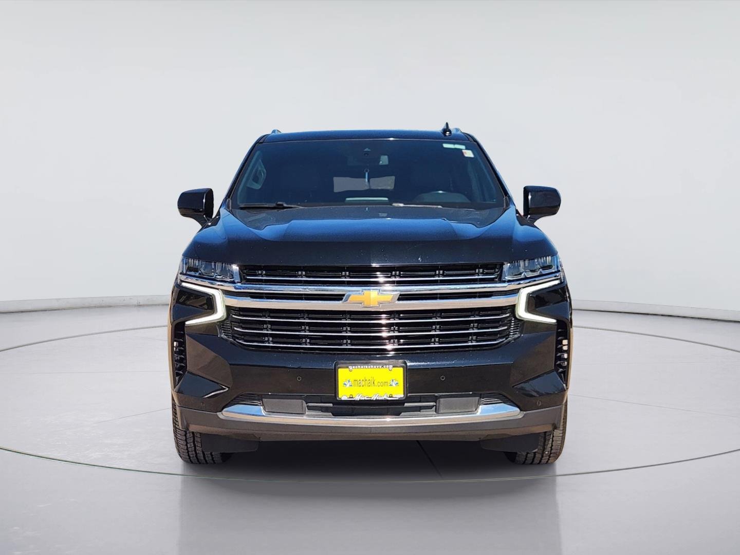 2024 Chevrolet Suburban photo 2 of 32