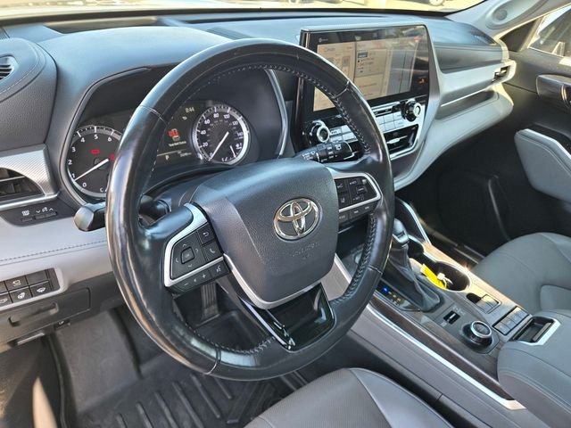 Used 2022 Silver Toyota Platinum image 10