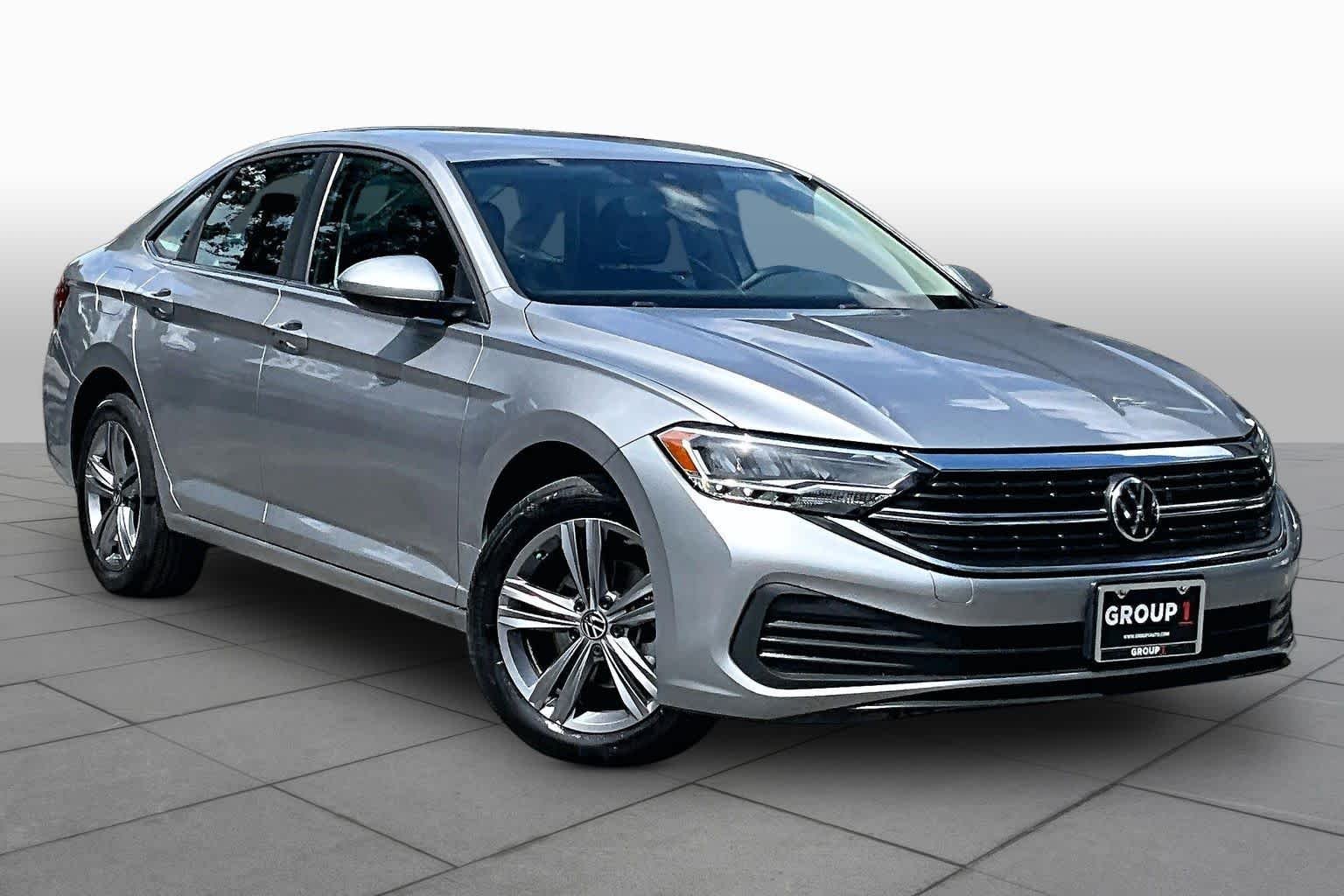 Certified Used 2023 Pyrite Silver Metallic Volkswagen SE image 3