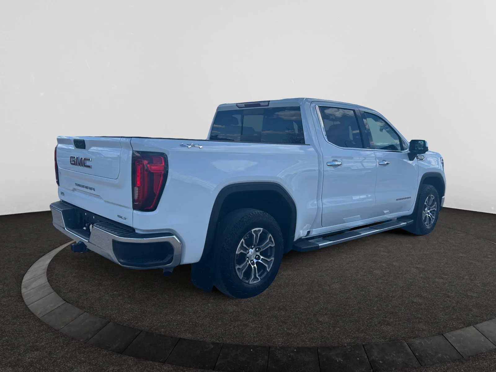 Used 2023 Summit White GMC SLT Crew Cab image 5
