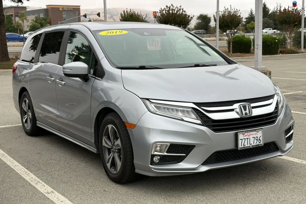Used 2018 White Diamond Pearl Honda Touring image 2
