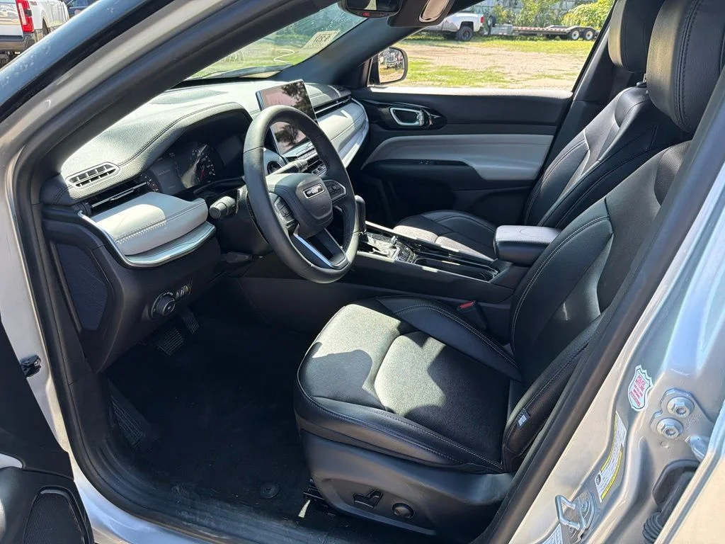 Used 2025 Silver Jeep Limited image 8
