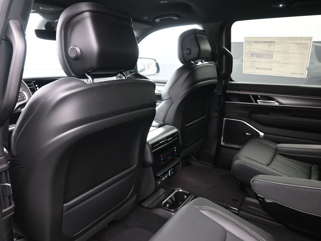 New 2026 Bright White Clear-Coat Exterior Paint Jeep Limited Altitude image 23
