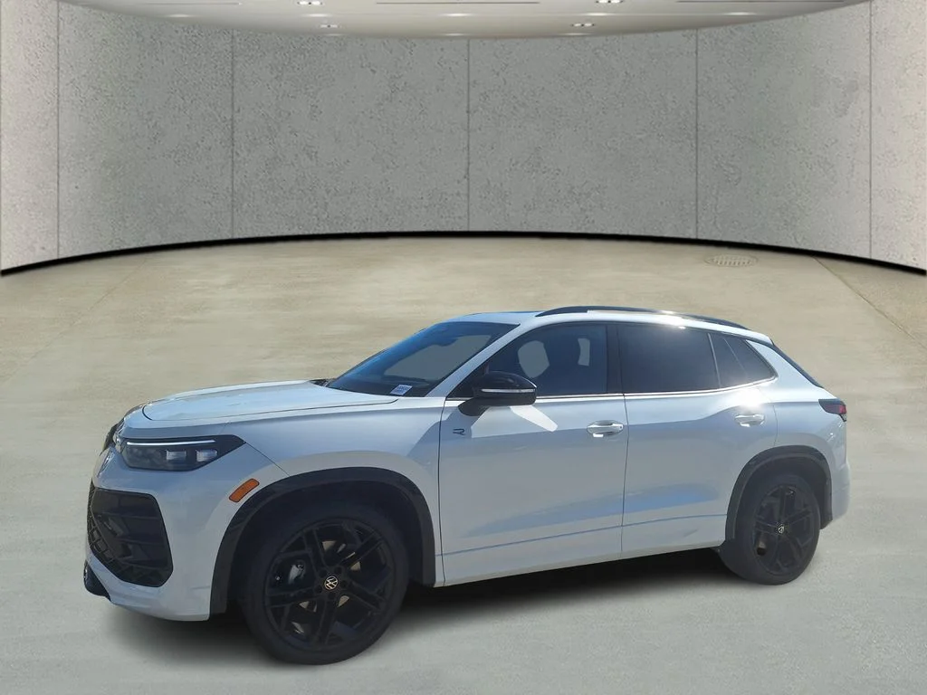 2026 Volkswagen Tiguan 2.0T SE R-Line Black's photo