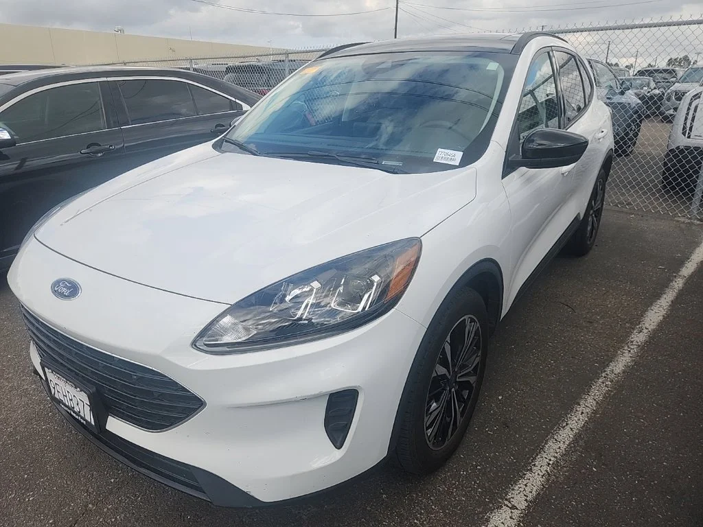 Used 2022 White Ford SE image 3