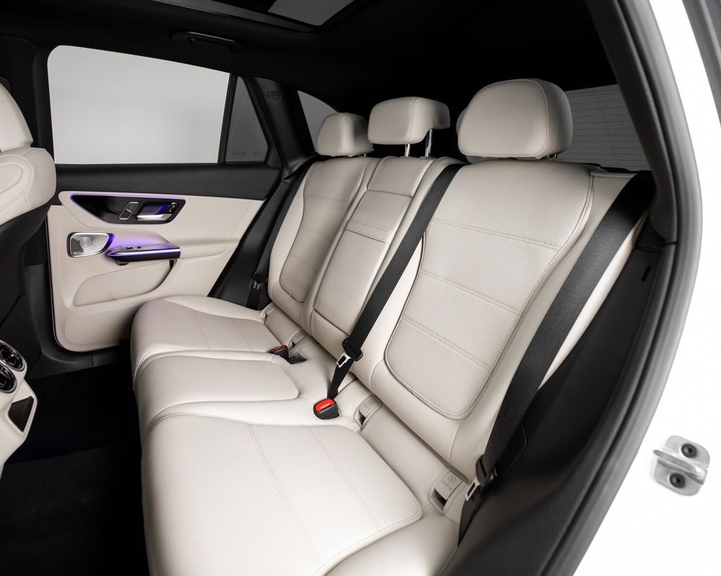 New 2026 Polar White Mercedes-Benz GLC 300 image 9