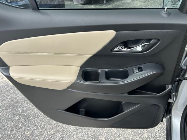 Used 2022 Silver Chevrolet LS image 7