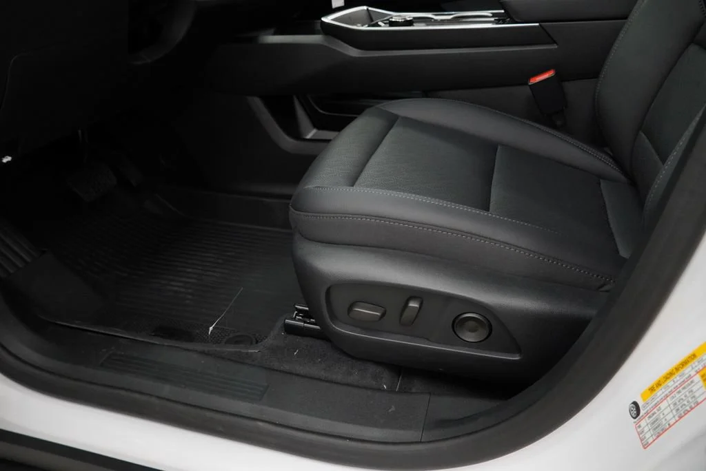 New 2027 Summit White Chevrolet LT image 23