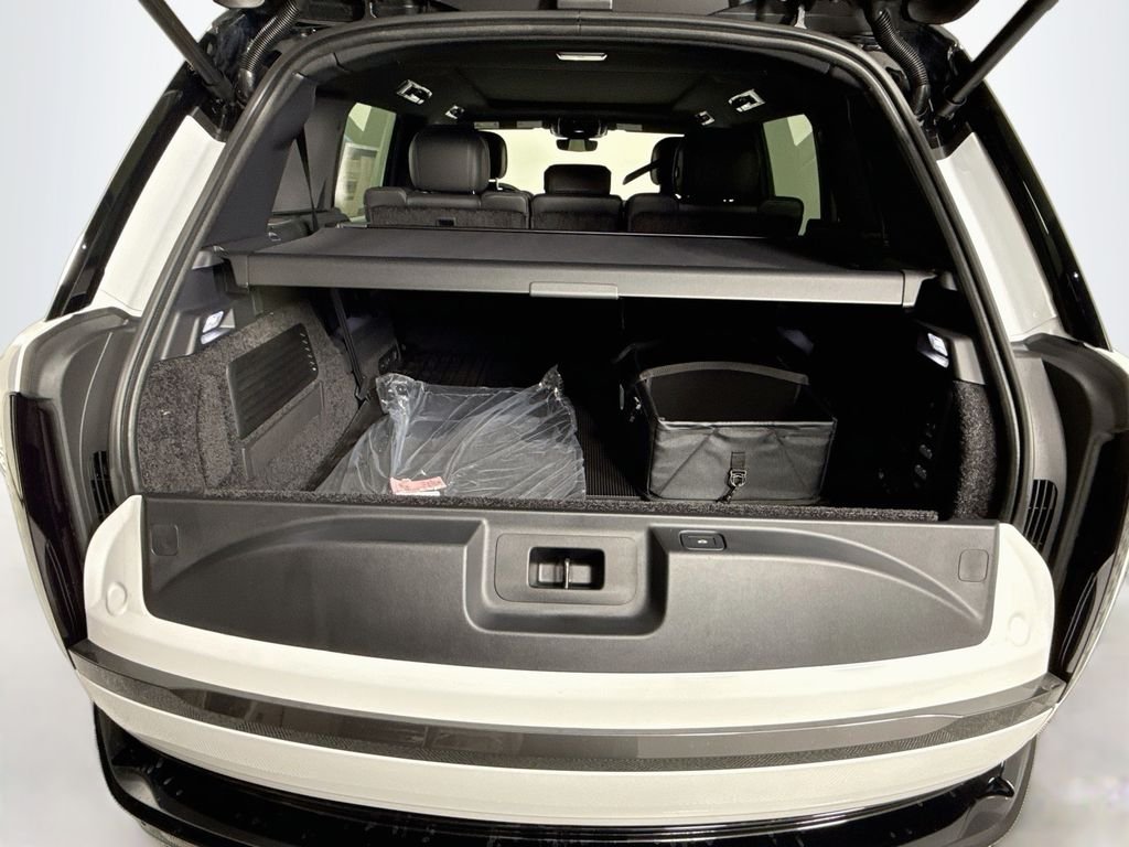 New 2026 Fuji White Land Rover SE image 28
