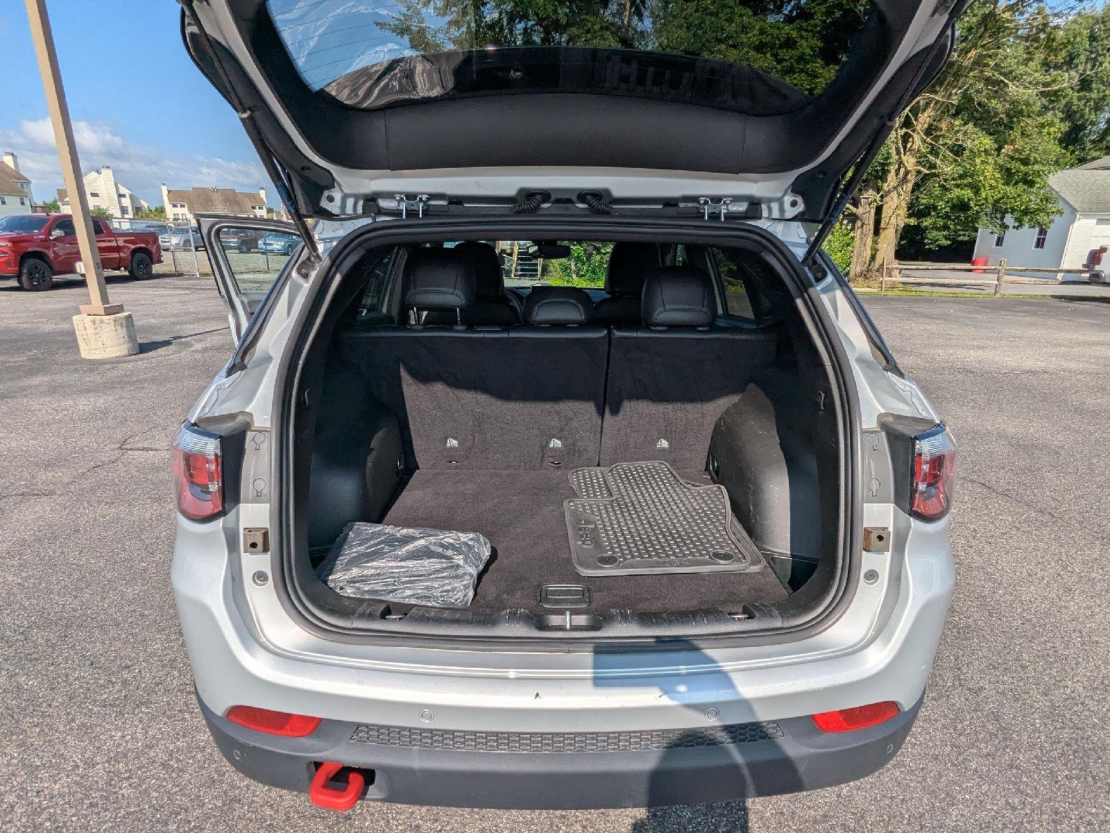 Used 2025 Silver Zynith Metallic Clearcoat Jeep Trailhawk image 28