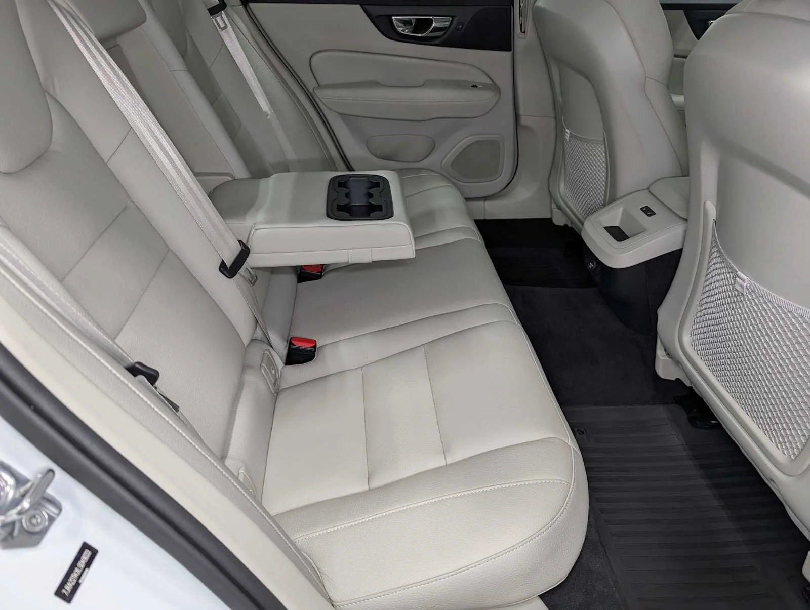 Used 2020  Volvo Momentum image 41