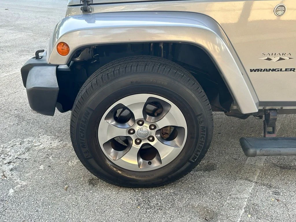 Used 2016 Silver Jeep Sahara image 24