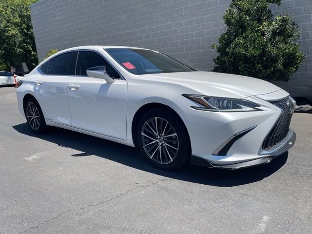 Used 2022 White Lexus 300h image 1