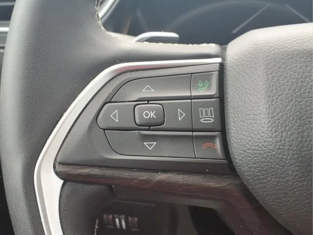 Used 2025  Jeep Limited image 13