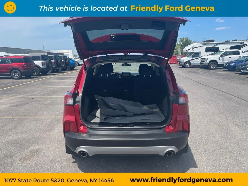 Used 2020 Red Ford SE image 10