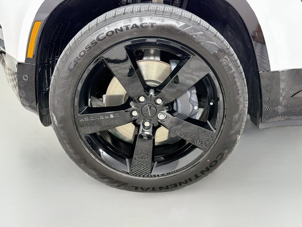 New 2026 Fuji White Land Rover X-Dynamic SE image 34