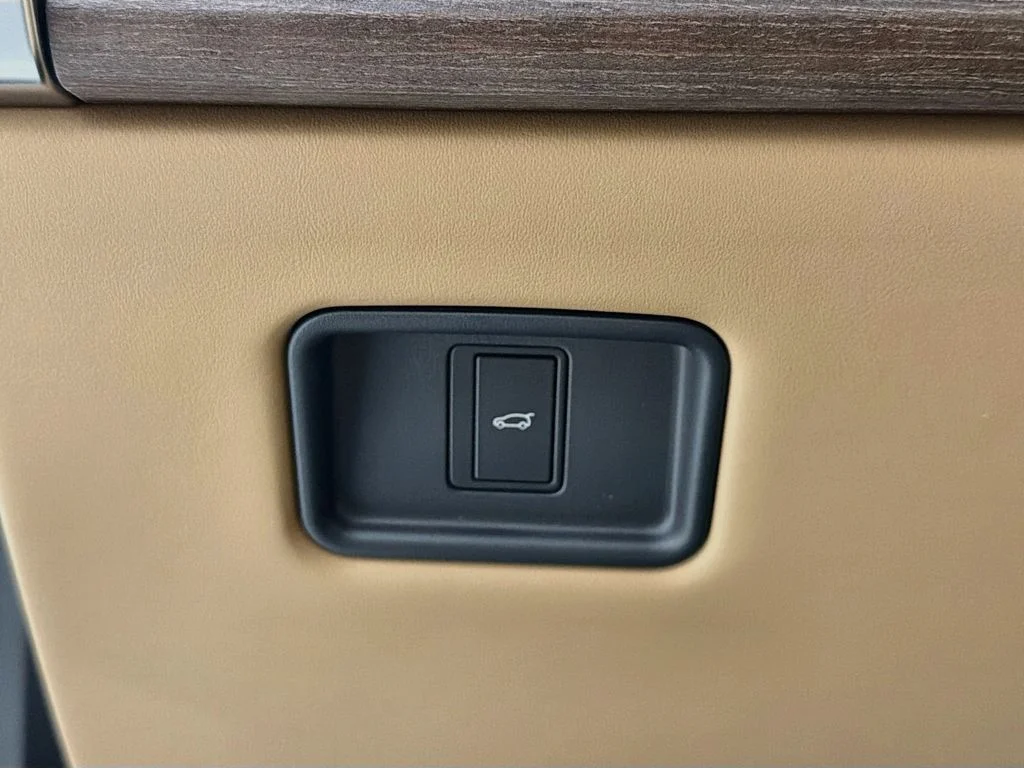 New 2026 Belgravia Green Land Rover SE 7 Seats image 10