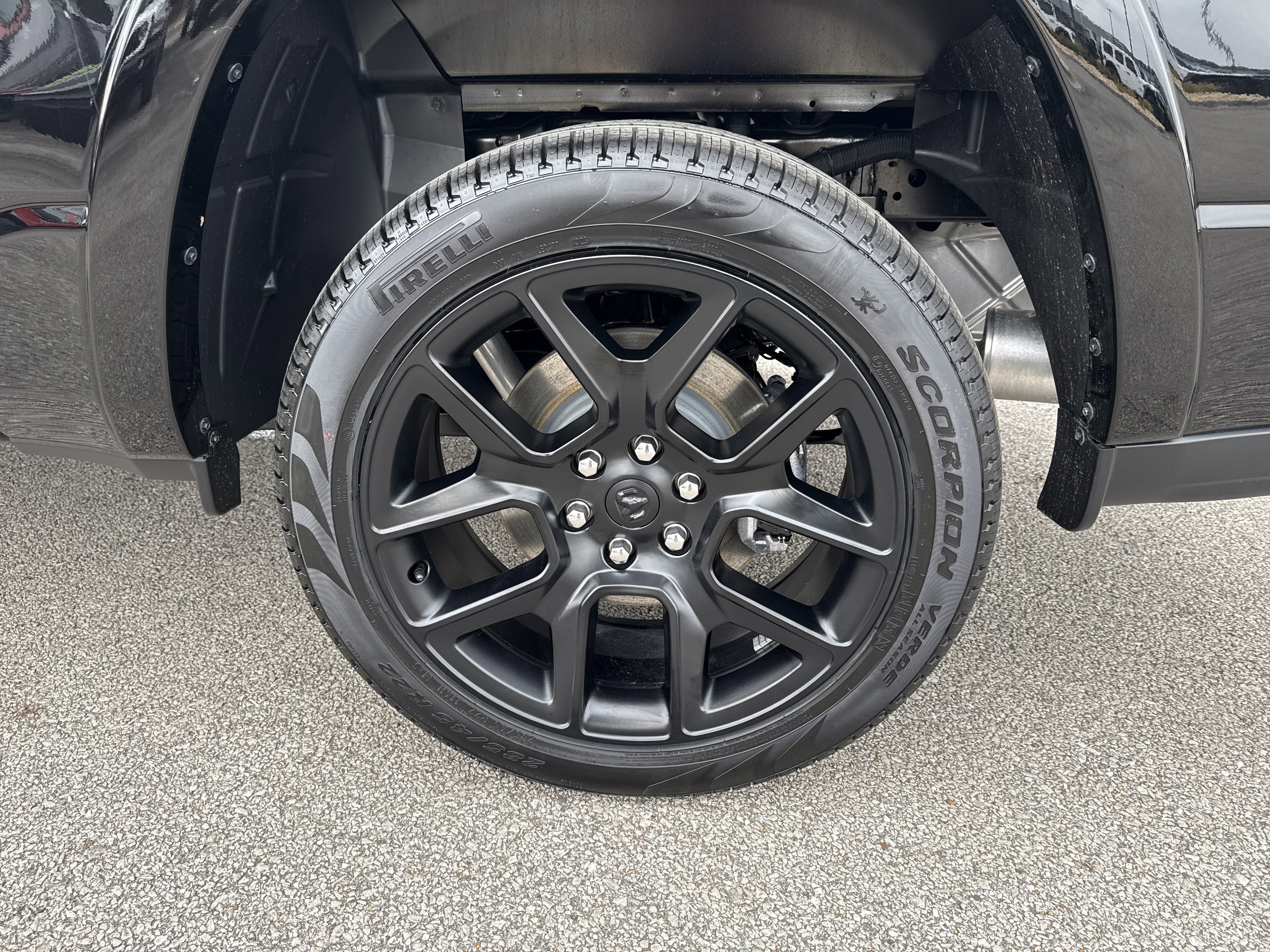New 2026 Diamond Black Crystal Pearl-Coat Exterior Paint RAM Laramie image 21