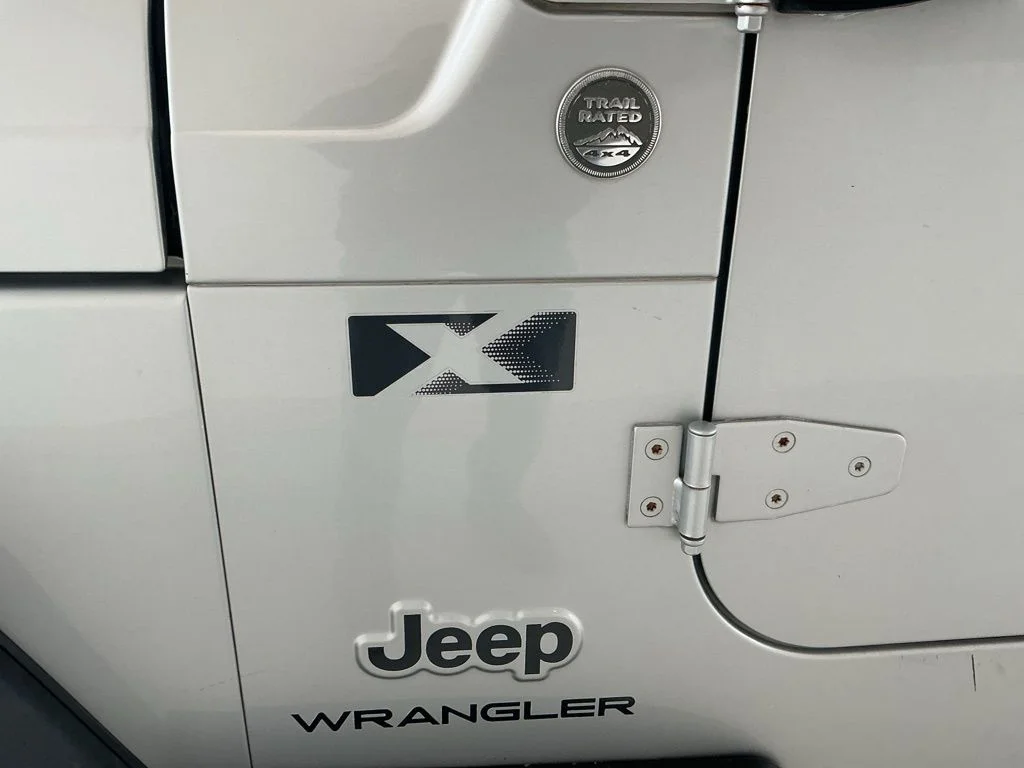 Used 2005 Bright Silver Metallic Clearcoat Jeep X image 4