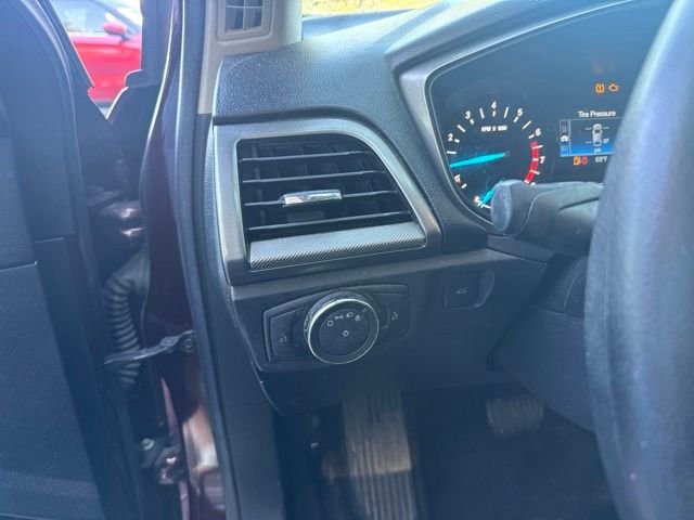 Used 2017 Red Ford SE image 12