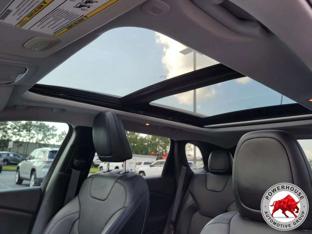 Used 2022 White Jeep Latitude Lux image 25