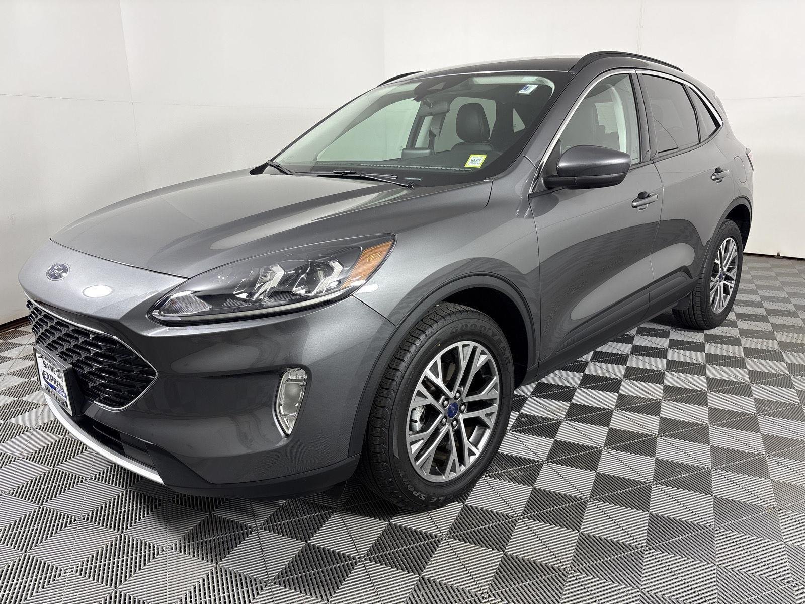 Used 2022 Gray Metallic Ford SEL image 4