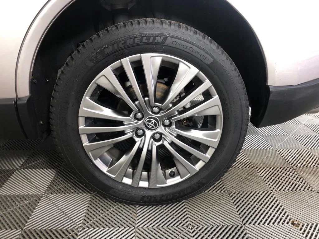 Used 2021 Silver Toyota XLE image 20
