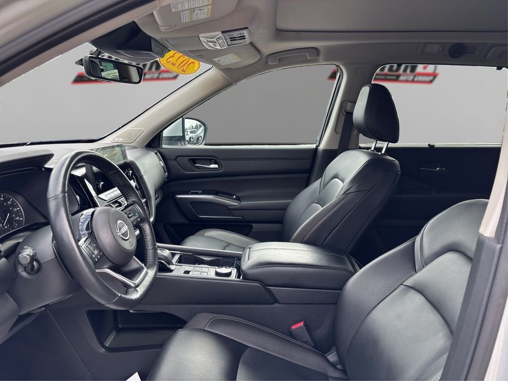 Used 2023 Silver Nissan SL image 10