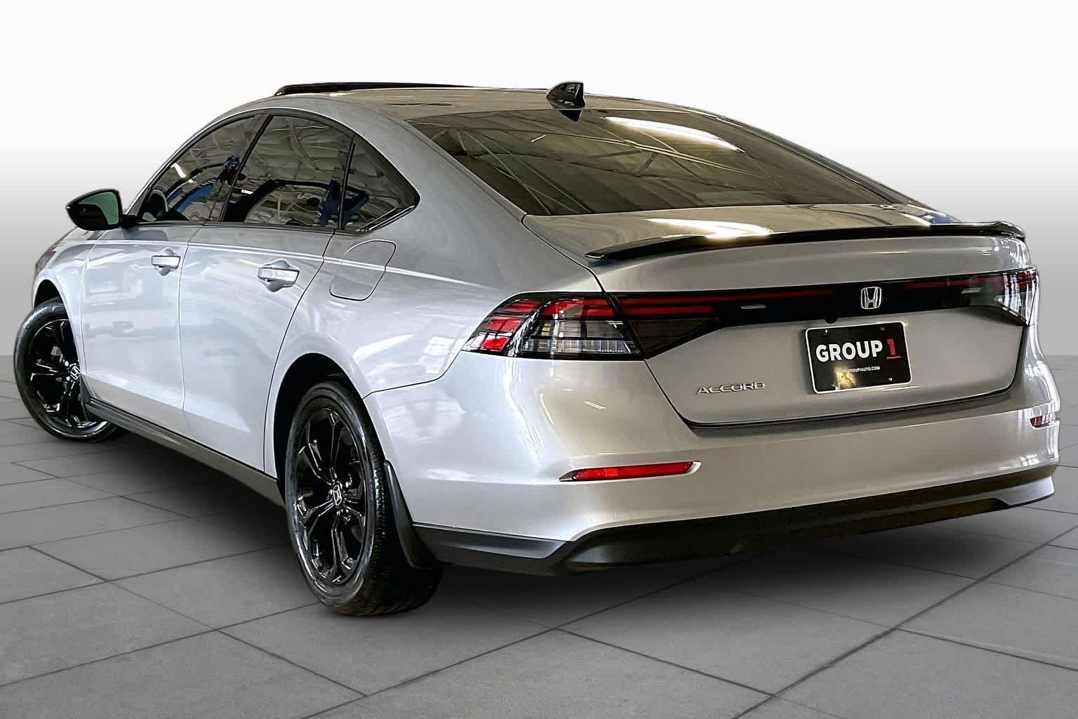 Used 2025 Solar Silver Metallic Honda SE image 11