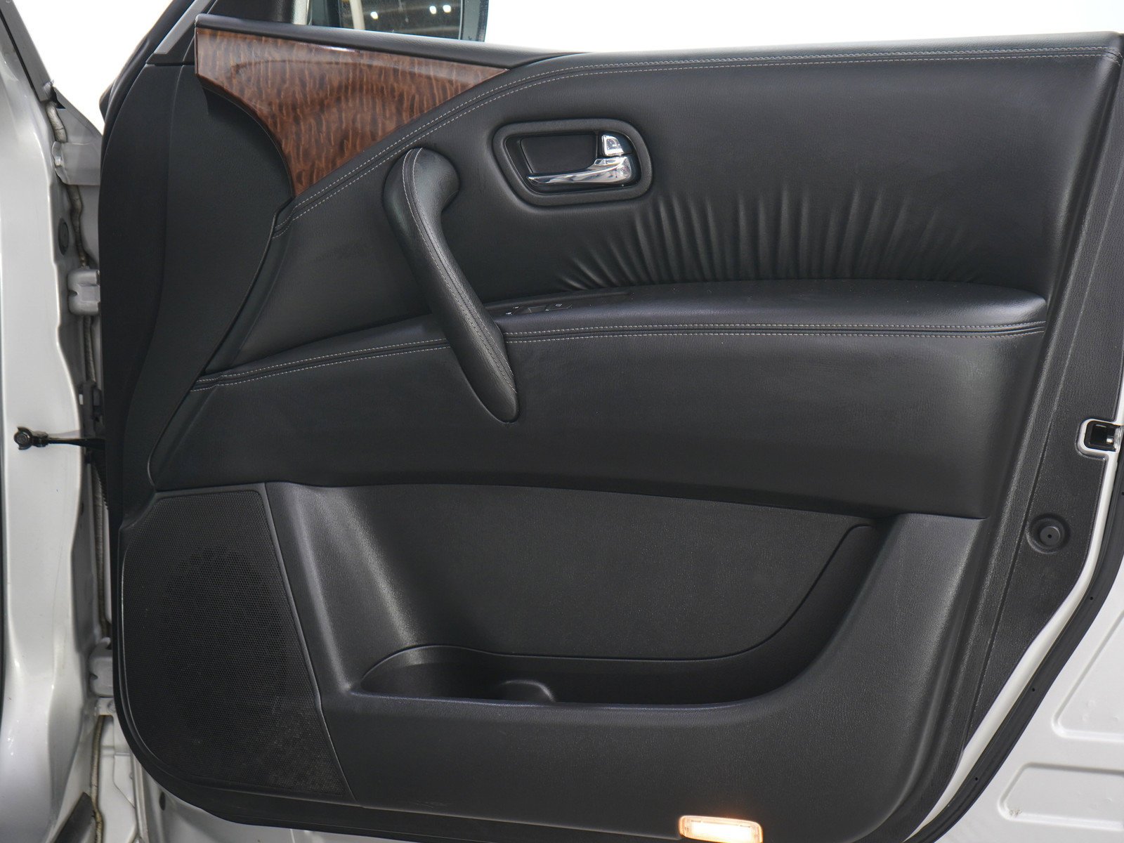 Used 2019 Brilliant Silver Metallic Nissan Sl image 13