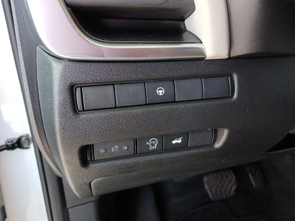 Used 2024 White Nissan SV image 35
