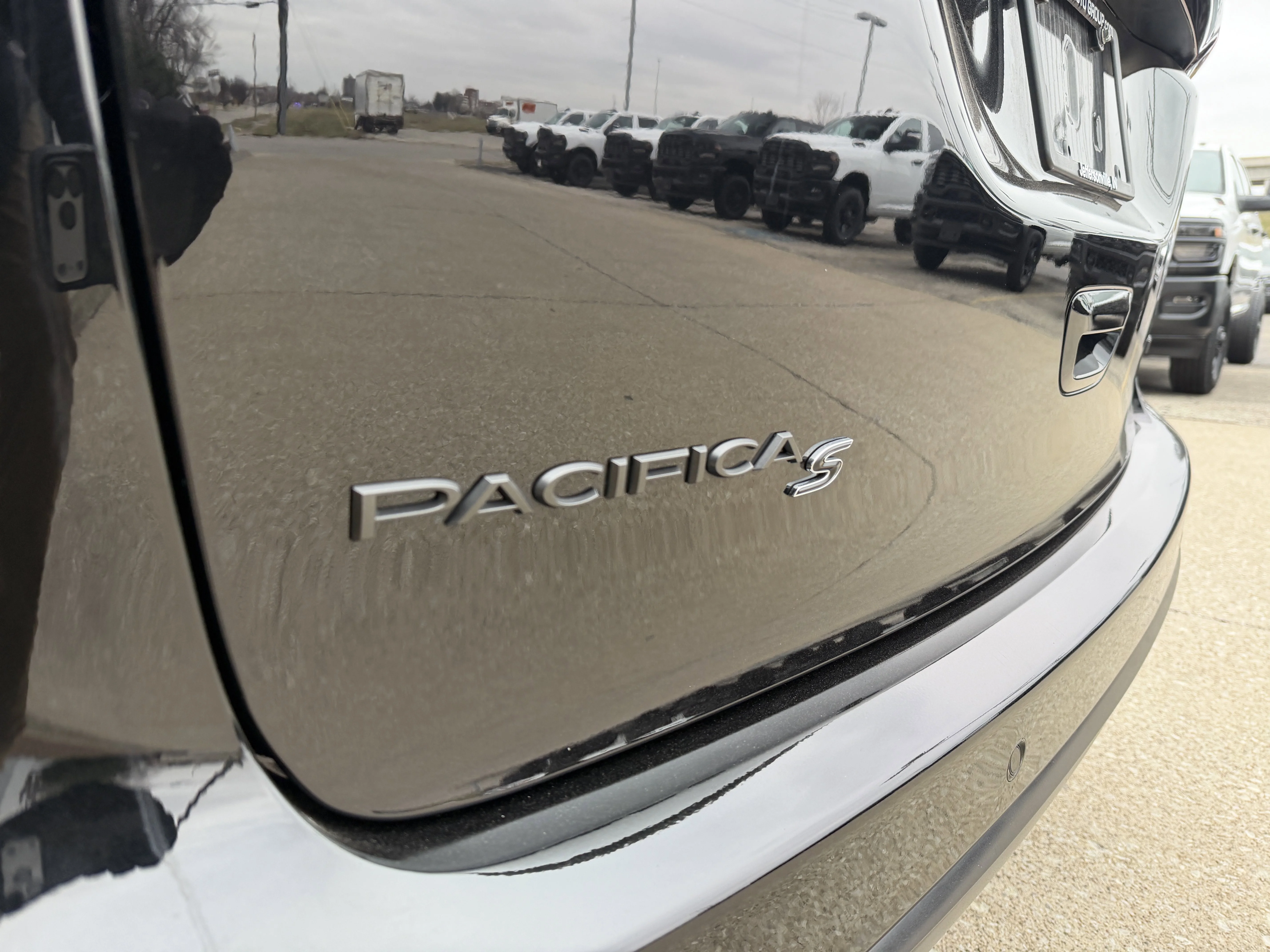 2026 Chrysler Pacifica Limited - Photo 9