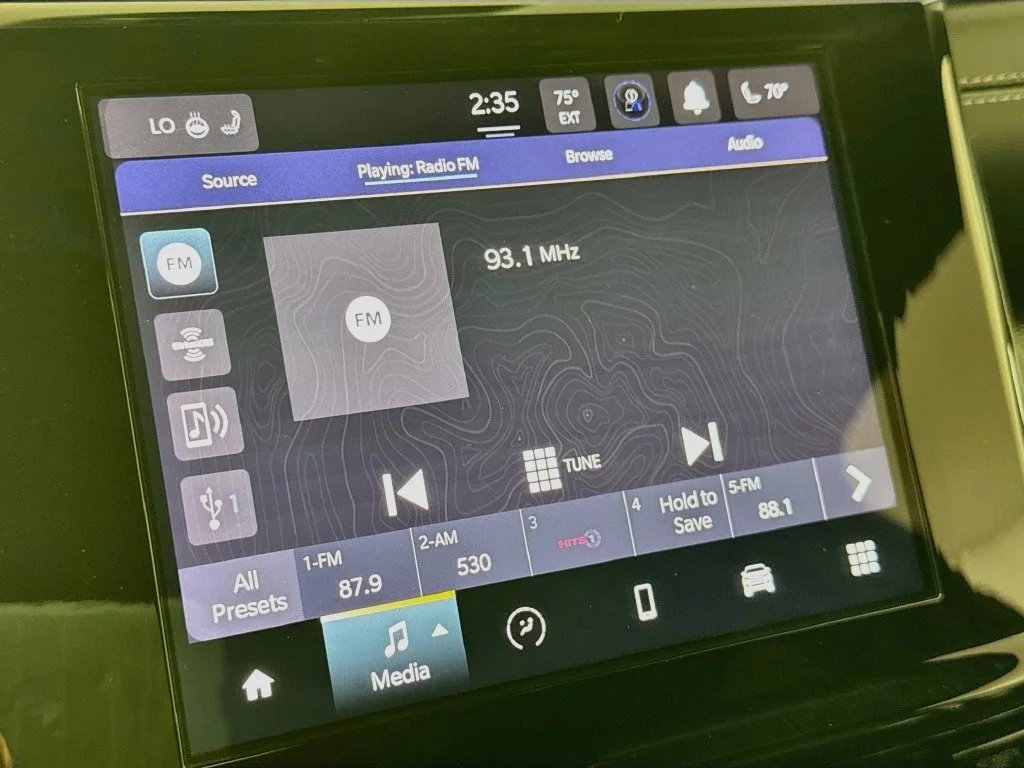 Used 2023 Red Jeep Altitude image 17