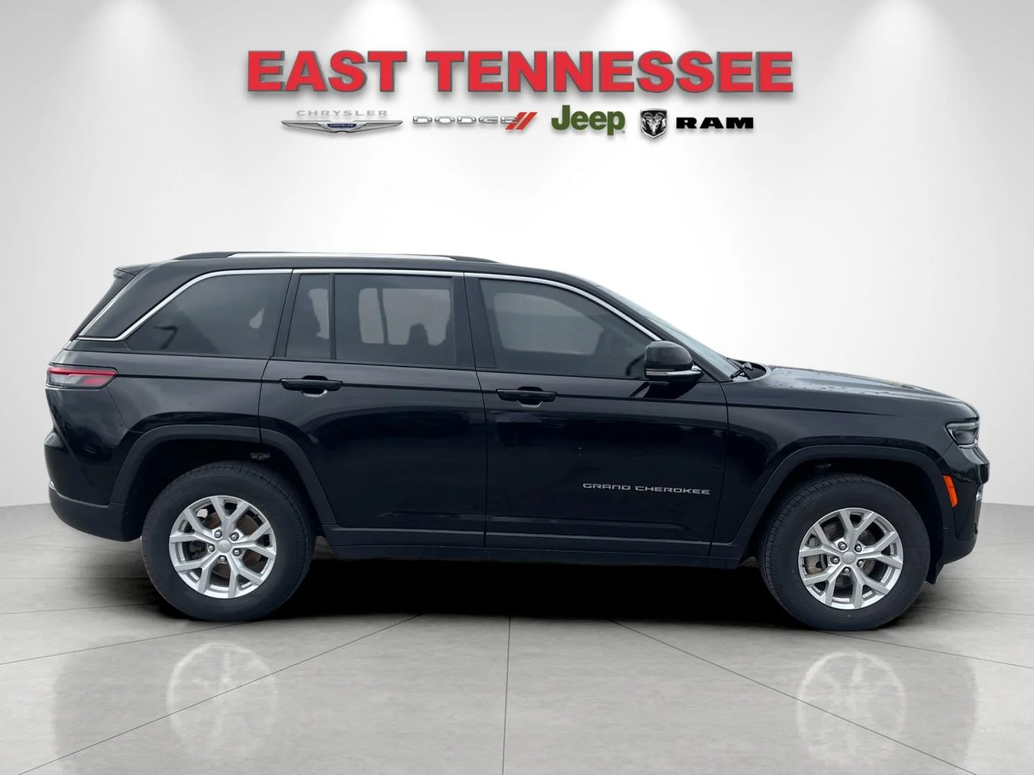 Used 2023  Jeep Limited image 2