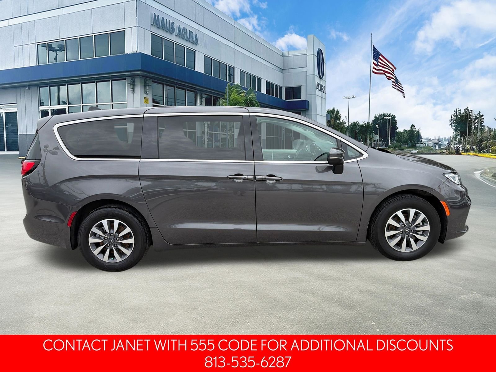 Used 2023 Crystal Metallic Chrysler Touring L image 3