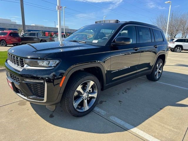 New 2026 Diamond Black Crystal Pearl-Coat Exterior Paint Jeep Limited image 3