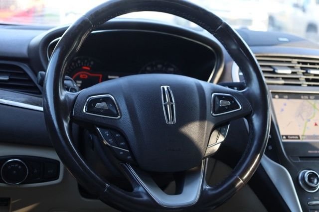 Used 2019 White Platinum Clearcoat Metallic Lincoln Reserve image 7