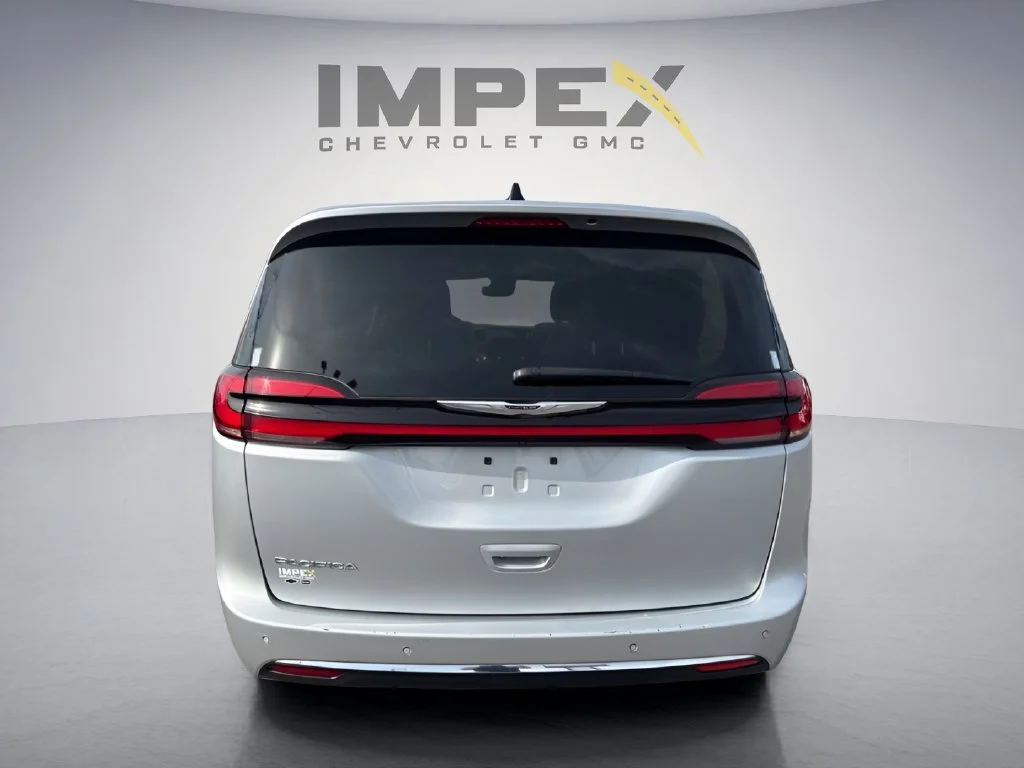 Used 2024 Silver Chrysler Touring L image 4