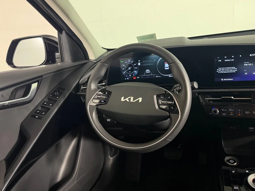 Used 2025 Black Kia Wind image 13