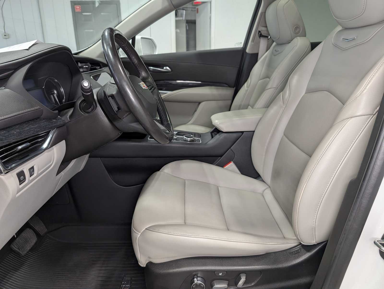 Used 2019 CRYSTAL WHITE TRICOAT Cadillac AWD Premium Luxury image 4